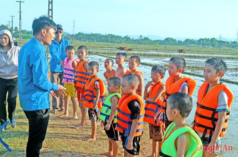 Để giúp cho thiếu nhi trong xã biết bơi, đoàn xã Văn Sơn đã tổ chức lớp học bơi miễn phí,