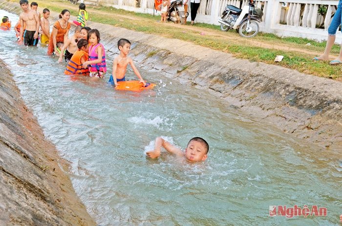 Cách đó chừng hơn 1km, đoạn kênh thứ 2, nhỏ hơn lại là nơi dành cho những cậu bé, cô bé đang ở tuổi mẫu giáo. 