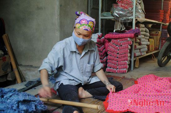 Chị  Vi Thị Hồng là một trong những xã viên chuyên làm đệm tại HTX dệt thổ cẩm Minh Hương. Chị Hồng cho biết, mỗi ngày chị làm được từ 8 - 10 chiếc đệm, HTX trả 180 - 200 nghìn đồng.