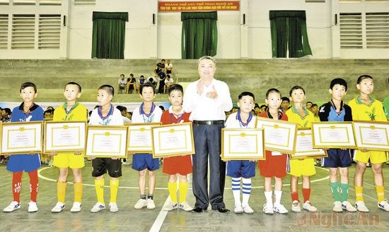 Trao quà cho các em học giỏi, đá bóng hay mùa giải 2014.   Ảnh: Trần Hải