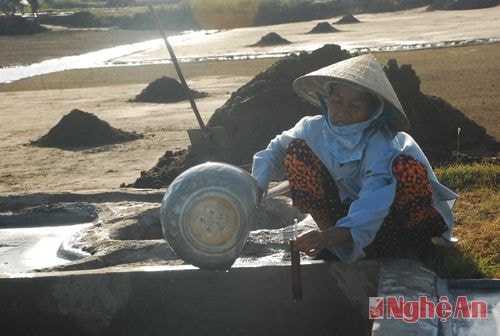 Để đảm bảo chất lượng cũng như sản lượng muối, việc đo độ mặn chính xác được bà Nguyễn Thị Thảo (HTX Kim Liên)  thực hiện thường xuyên. Bà Thảo cho biết: Nếu không kiểm tra chính xác độ mặn của nước biển sẽ ảnh hưởng rất nhiều tới năng suất muối cũng như độ bóng, đẹp của hạt muối 