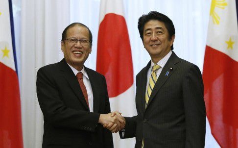 Tổng thống Philippines Benigno Aquino (trái) và Thủ tướng Nhật Bản Shinzo Abe. Nguồn: Reuters