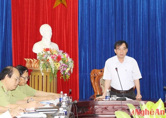 Đồng chí Hoàng Viết Đường - Phó Chủ tịch UBND tỉnh, Trưởng BCĐ Bảo vệ và phát triển rừng của tỉnh chủ trì cuộc họp.