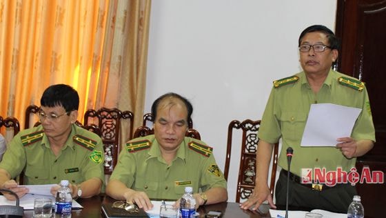 Ông Lê Cao Bính - Chi cục trưởng Chi cục Kiểm lâm tỉnh báo cáo về tình hình cháy rừng  đầu mùa nắng 2015.