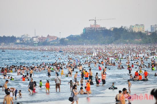 Bãi biển Cửa Lò chật kín  du khách những ngày nắng nóng.