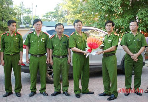 Trung tá Nguyễn Đức Hải, Phó Giám đốc Công an tỉnh tặng hoa chúc mừng, biểu dương chiến công xuất sắc của Phòng Cảnh sát truy nã tội phạm