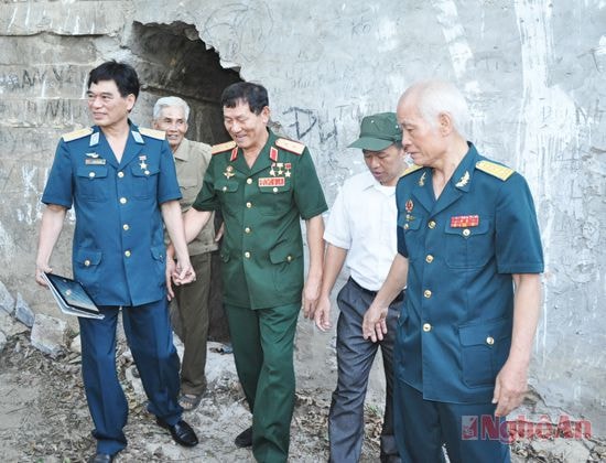 Trung tướng Phạm Tuân và các đồng đội vào thăm hang Lèn Thung, nơi từng nghỉ ngơi và cất giấu máy bay chiến đấu.