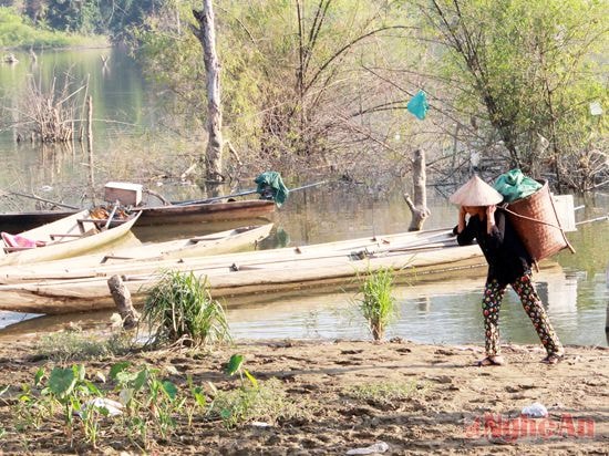 Đi thuyền đưa hàng đến hội chợ.