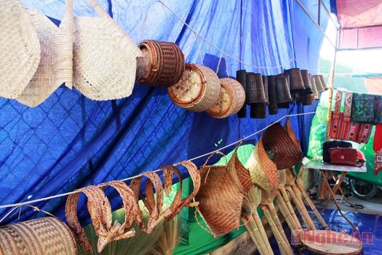 Gian hàng công cụ lao động và hàng tiêu dùng.