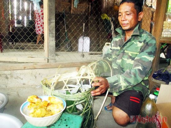 Anh La Văn Sao và những đõ ong rừng.