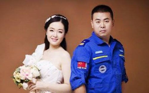 Wang Xiaofei chụp ảnh cưới cùng vị hôn thê. Anh quyết định hoãn đám cưới khi được triệu tập tới huyện Giám Lợi để tham gia cứu hộ