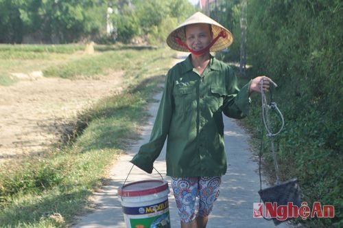 Do thời tiết nắng nóng kéo dài, hơn 1 tháng nay, nhiều gia đình ở Nghi Hoa (Nghi Lộc) thiếu nước sinh hoạt trầm trọng. Để có nước nấu ăn, giải pháp duy nhất của chị Nguyễn Thị Dung (xóm Hoa Đông) là tay xách gầu, tay xách xô ra giếng Chùa gánh nước về dùng