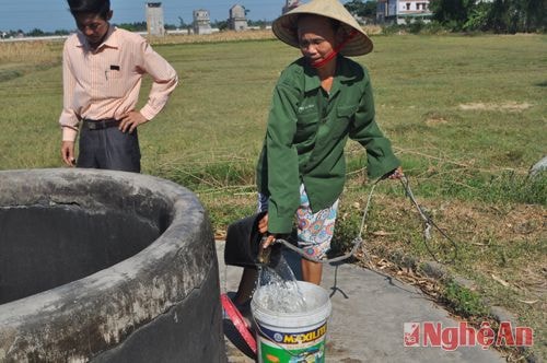 Chị Nguyễn Thị Dung cho biết: Đây là giếng làng duy nhất trong vùng, từ xa xưa giếng đã cung cấp nước sinh hoạt không chỉ cho xã Nghi Hoa mà Nghi Thuận, Nghi Long cũng sang gánh nước. May nhờ có nước giếng làng Chùa mà gia đình chị cũng như nhiều hộ khác trong xóm có nước để dùng. 