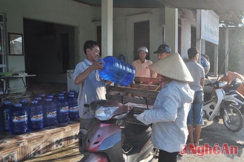 Hàng ngày cứ tầm 4  đến 5h chiều là khoảng thời gian người dân đến mua nước đông nhất. Không chỉ người dân trong xã Nghi Hoa mà có cả người dân Nghi Thuận cũng đến mua nước tại cơ sở của anh Nguyễn Văn Long