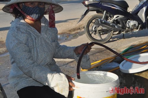 Chị Nguyễn Thị Hà cho biết: Hơn nửa tháng nay, mỗi ngày gia đình chị tiêu tốn 10 nghìn đồng tiền nước. Với người nông dân, nếu tính cả tháng, 300 nghìn đồng/tháng là số tiền không hề nhỏ