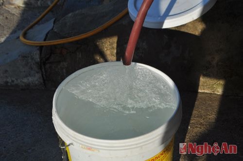 Mỗi xô nước sinh hoạt như thế này có giá 3 nghìn đồng