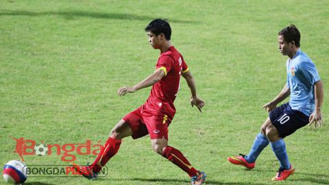 Công Phượng có pha đi bóng khéo léo trước các cầu thủ Lào, tạo sự đột biến cho các cầu thủ Việt Nam (ảnh Bongdaplus)