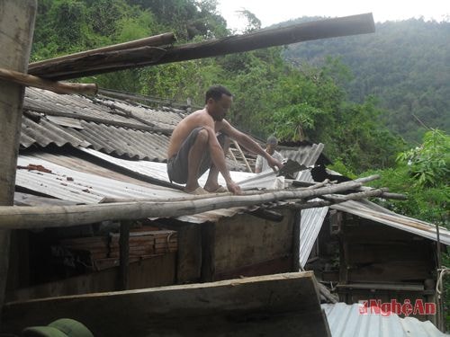 Gia đình nhà Bà Vi Thị Lan Bản Vẽ xã Yên Na đang khắc phục nhà sau khi cũ cơn lốc