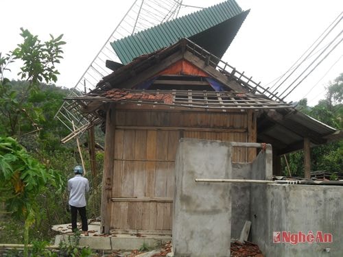 Ngôi nhà chị Vân Bản Vẽ xã Yên Na do cơn lốc quá mạnh làm lật ga ra và nhà bị tốc mái