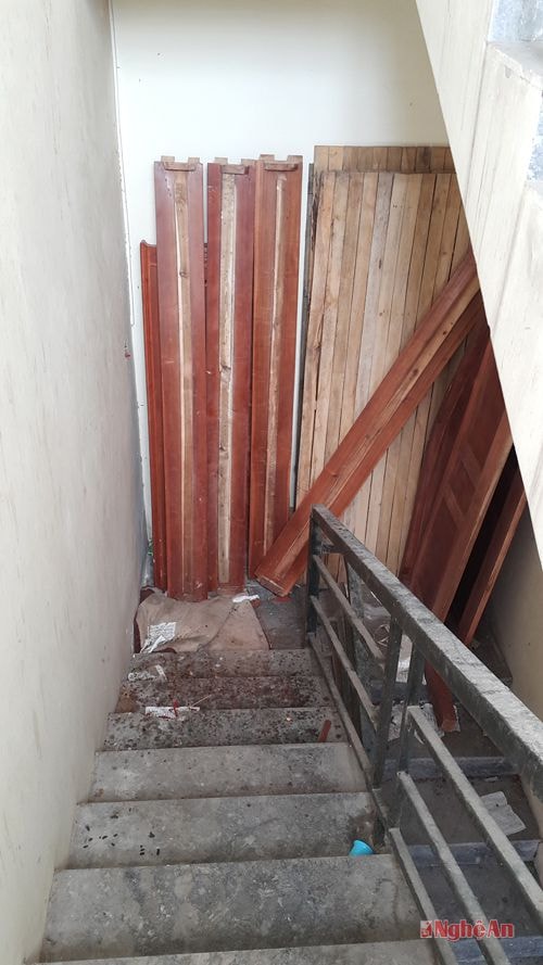 Vật dụng chắn hết lối thoát hiểm  tại chung cư Tecco Quang Trung.