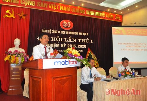 Đồng chí Lê Quang Minh - Bí thư Đảng ủy, Giám đốc Công ty dịch vụ Mobifone khu vực 6 phát biểu tại Đại hội