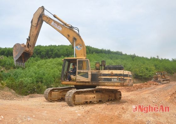 Những chiếc máy múc, máy ủi đầu tiên đã được đơn vị thi công điều động thi công hạng mục đường vào bãi thải