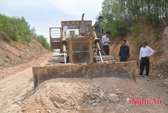 anh Thái Doãn An- Công nhân công ty cổ phần xây dựng Đức Hiền cho biết khi con đường hoàn thành sẽ tạo điều kiện cho xe  chuyên chở đất đổ về bãi thải