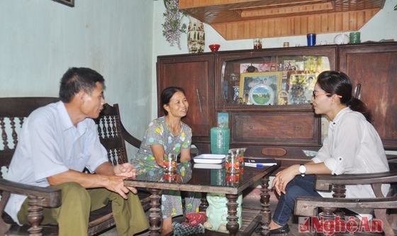 Xóm trưởng xóm Trọng Cánh- ông Đinh Viết Tố và bà Nguyễn Thị Hồng ( một trong 8 hộ dân có vướng mắc trước đây) bày tỏ niềm vui khi các mọi vấn đề đã được giải quyết