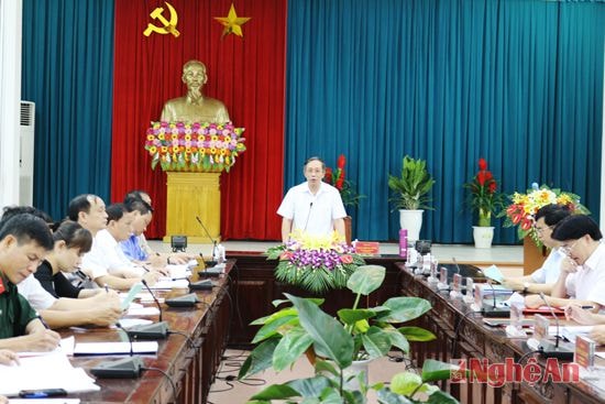 Đồng chí Trần Hồng Châu điều hành hội nghị