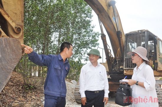 Công nhân đơn vị thi công chia sẻ niềm vui.