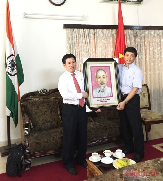 Đồng chí Bí thư Tỉnh ủy Hồ Đức Phớc tặng ảnh Bác Hồ cho Đại sứ quán Việt Nam tại Ấn Độ