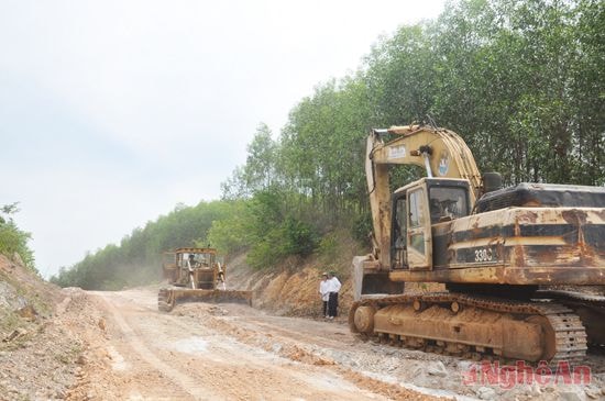 Các phương tiện thi công đường vào hạng mục đầu mối của Dự án.