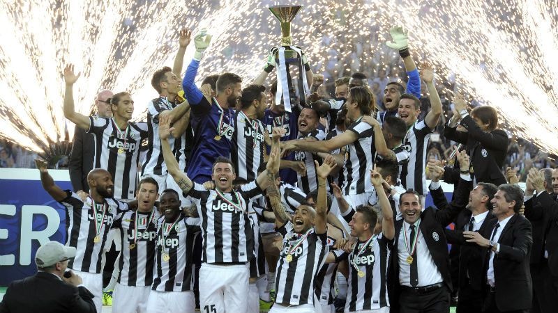 Juventus nâng cao chiếc cúp  vô địch Seria mùa giải 2014-2015