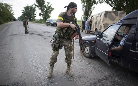 Người dân miền Đông Ukraine bị tra hỏi tại các trạm kiểm soát. Ảnh: AP