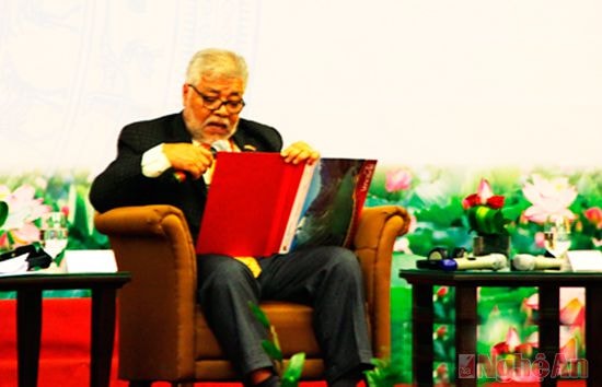 Đại sứ Venezuala, ông Jorge Rondon tại phiên thảo luận “Khu kinh tế ven biển và khu kinh tế cửa khẩu: Thách thức và cơ hội phát triển” (TP. Vinh 29/5/ 2015).