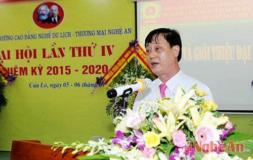Đồng chí Lê Đức Bích - Bí thư Đảng bộ, Hiệu trưởng Nhà trường khai mạc đại hội