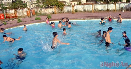 Bể bơi Quân khu 4 (TP. Vinh).