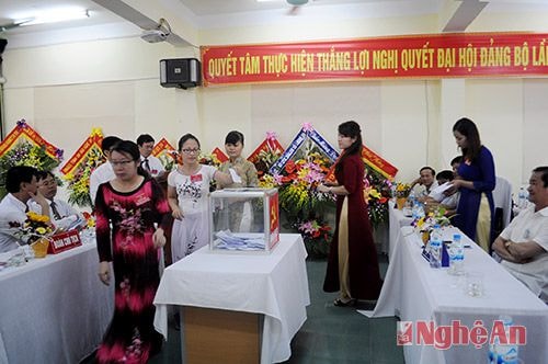 Các đại biểu bỏ phiếu bầu BCH nhiệm kỳ 2015 - 2020