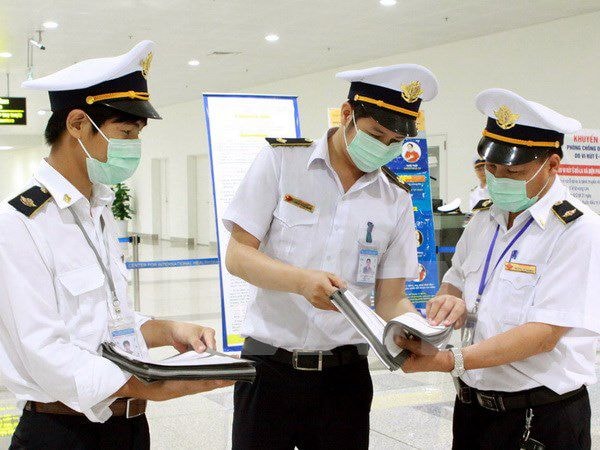   Nhân viên Trung tâm kiểm dịch y tế quốc tế-Sân bay quốc tế Nội Bài chuẩn bị phát tờ khai y tế cho hành khách đến từ vùng có dịch. (Ảnh: Dương Ngọc/TTXVN)