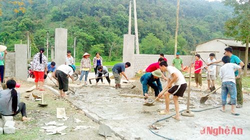 Làm sân nhà văn hóa ở xã Nam Sơn.