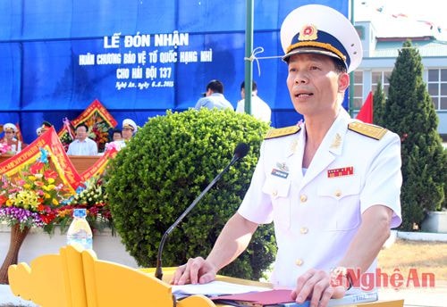 Đồng chí Đại tá Nguyễn Trọng Bình - Tư lệnh Vùng 1 Hải quân biểu dương những thành tích mà Hải đội 137 đạt được trong thời gian qua, đồng thời, giao nhiệm vụ cho đơn vị trong thời gian tới, trước những diễn biến phức tạp của tình hình biển, đảo.