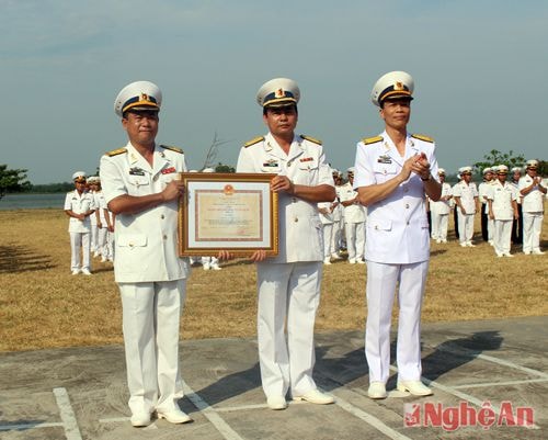 Đại tá Nguyễn Trọng Bình - Tư lệnh Vùng 1 Hải quân trao thưởng cho đại diện lãnh đạo Hải đội 137.