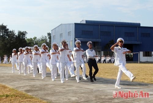 Màn duyệt đội ngũ, thể hiện tinh thần, khí thế quyết tâm, anh dũng, vượt qua mọi khó khăn, hoàn thành nhiệm vụ.