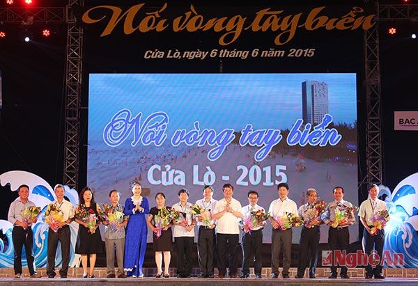 Đồng chí Đinh Thị Lệ Thanh - Ủy viên BTV Tỉnh ủy, Phó Chủ tịch UBND tỉnh tặng hoa cho các đoàn tham gia đêm giao lưu