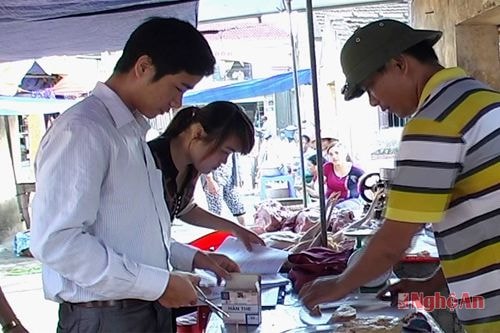 Đoàn kiểm tra liên ngành huyện Yên Thành kiểm tra VSATTP tại khu vực chợ Thị trấn Yên Thành.
