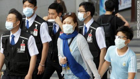 Người dân Hàn Quốc đeo khẩu trang phòng tránh virus MERS. Ảnh Internet