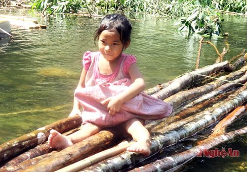 Bé Hà Vân chơi ở trên bè