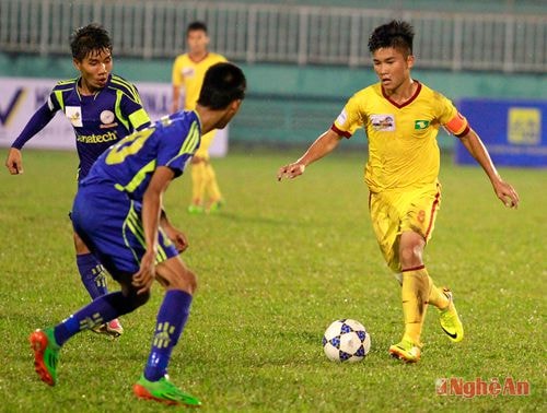 Phan Văn Lắm (phải) là đội trưởng U.19, U.17 SLNA tham dự giải quốc gia năm 2015.