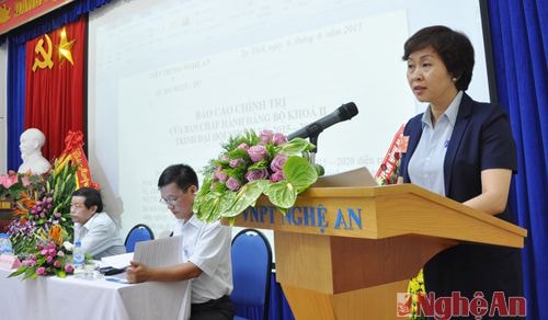Đồng chí Trần Thanh Thủy, Bí thư Đảng ủy, Giám đốc VNPT trình bày báo cáo chính trị
