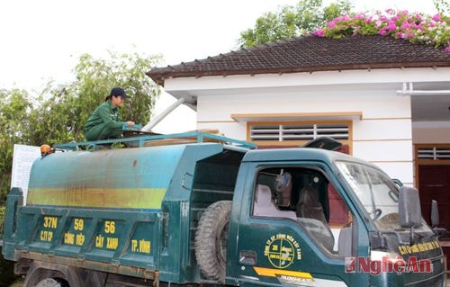 Năm nay nắng nóng gay gắt, nền nhiệt độ cao hơn hẳn so với các năm nên ngoài 3 xe tẹc tưới sử dụng thường xuyên, Công ty CP Công viên cây xanh thành phố Vinh phải điều động thêm  1 xe tẹc tưới 10m3; bổ sung thêm 20 công nhân vào bộ phận tưới cây… 